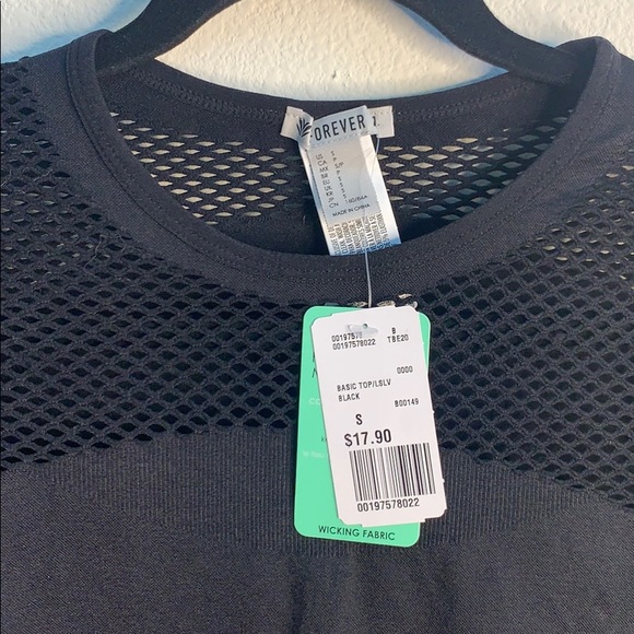 Workout top - Picture 2 of 3